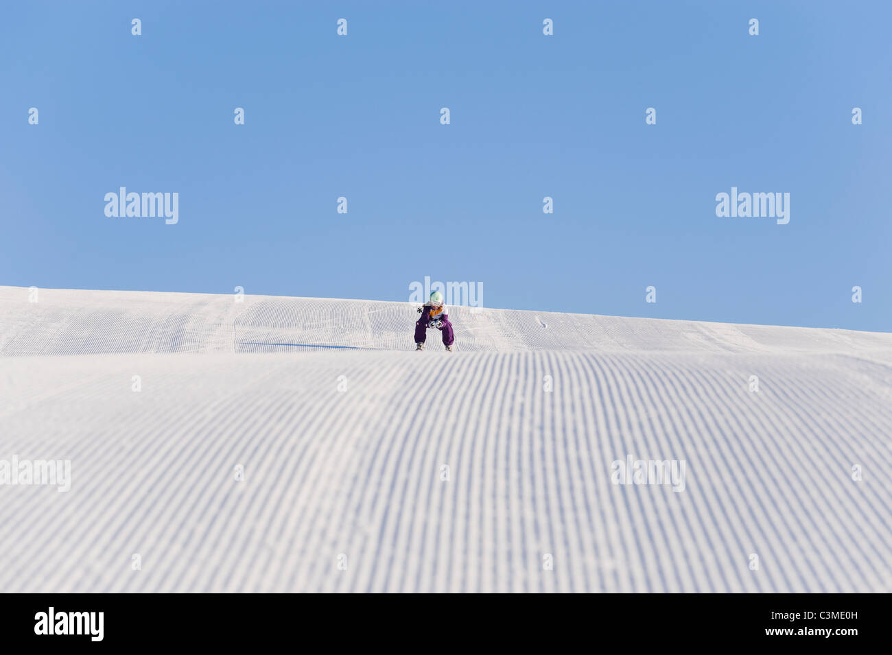 L'Italie, Trentin-Haut-Adige, Alto Adige, Bolzano, Alpe di Siusi, Mid adult woman ski sur piste de ski Banque D'Images
