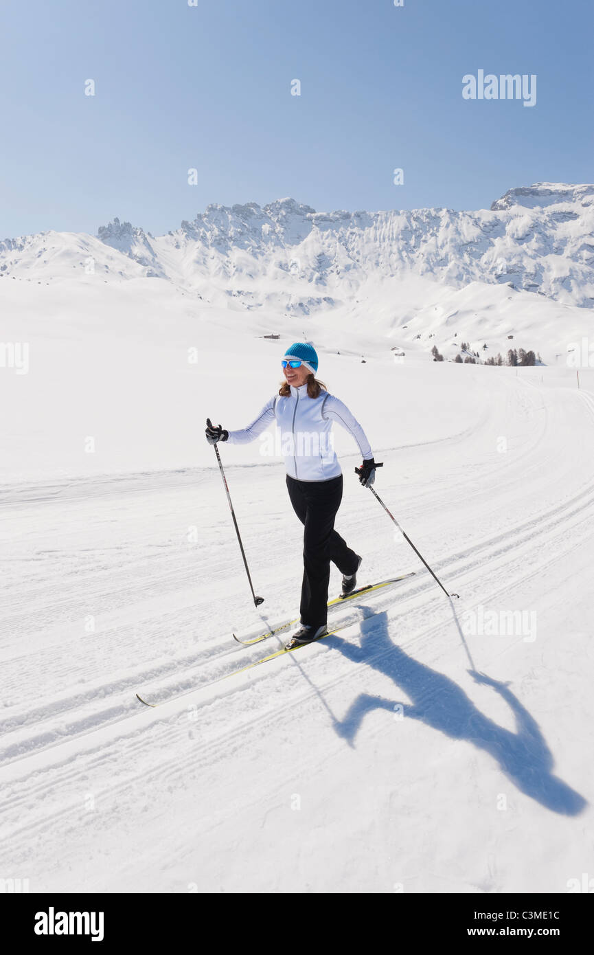 L'Italie, Trentin-Haut-Adige, Alto Adige, Bolzano, Alpe di Siusi, Senior woman doing ski de fond Banque D'Images