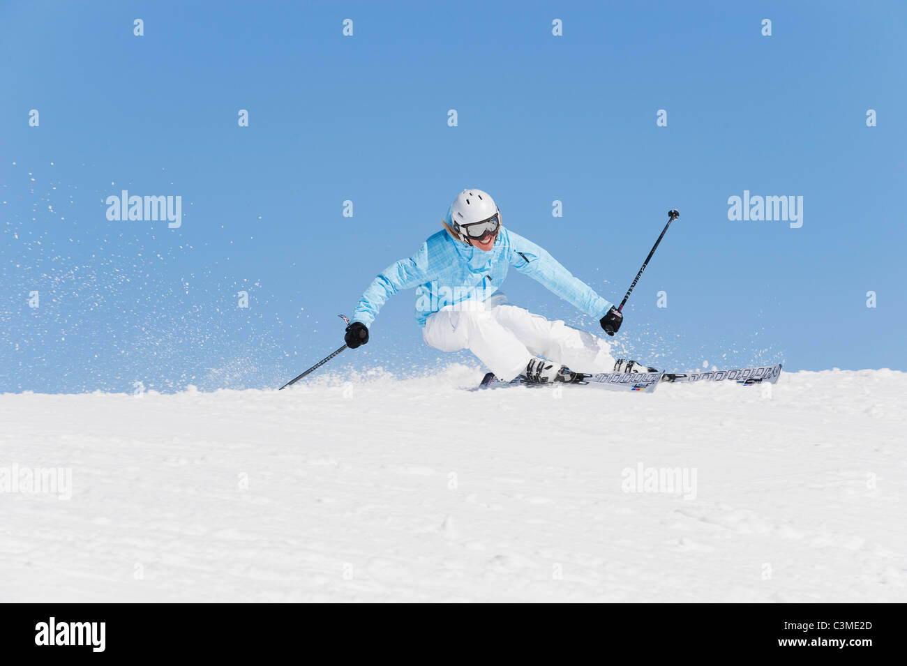 L'Italie, Trentin-Haut-Adige, Alto Adige, Bolzano, Alpe di Siusi, jeune femme ski Banque D'Images