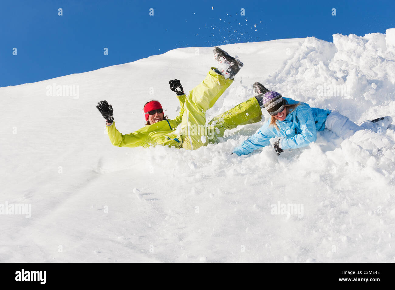 L'Italie, Trentin-Haut-Adige, Alto Adige, Bolzano, Alpe di Siusi, homme et femme sautant sur la neige Banque D'Images