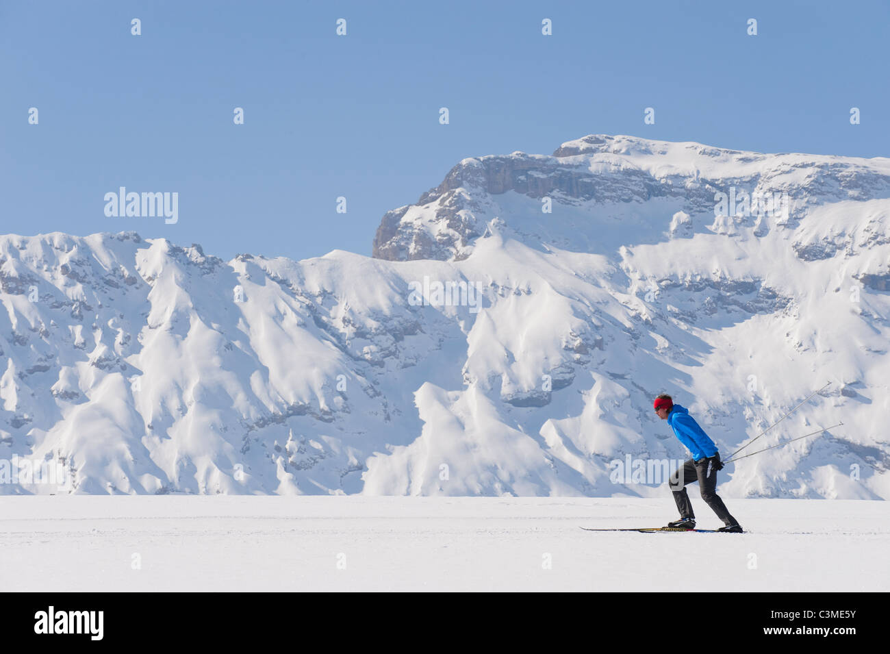 L'Italie, Trentin-Haut-Adige, Alto Adige, Bolzano, Alpe di Siusi, Mid adult man doing ski de fond Banque D'Images