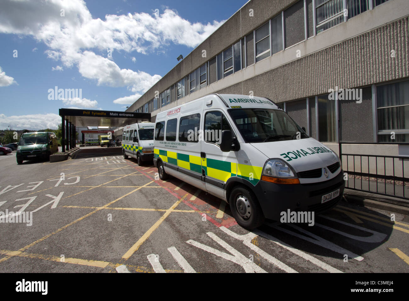 Ambulances à l'extérieur de l'hôpital Ysbyty Glan Clwyd North Wales Banque D'Images