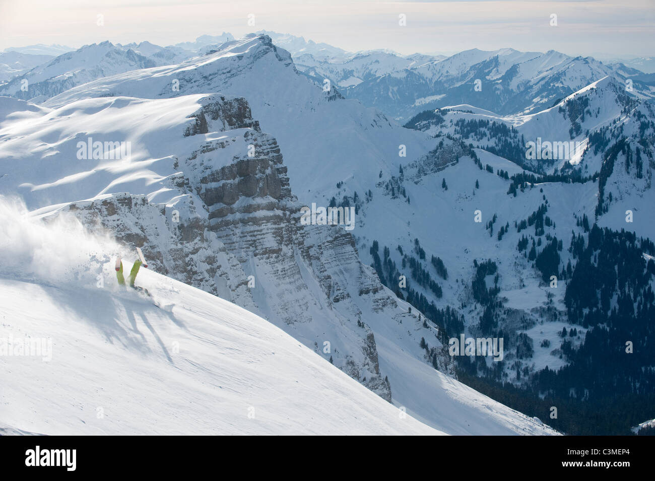 L'Autriche, Kleinwalsertal, man skiing on mountain Banque D'Images