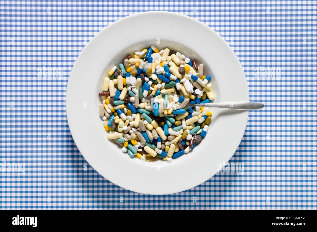 Variété de pilules dans plat, Close up Banque D'Images