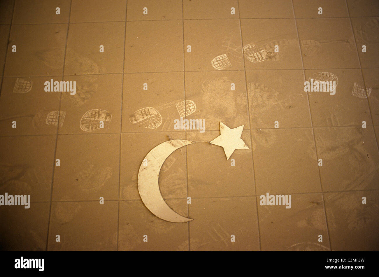 Amman, Jordanie, vue de croissant et l'étoile sur le plancher poussiéreux Banque D'Images