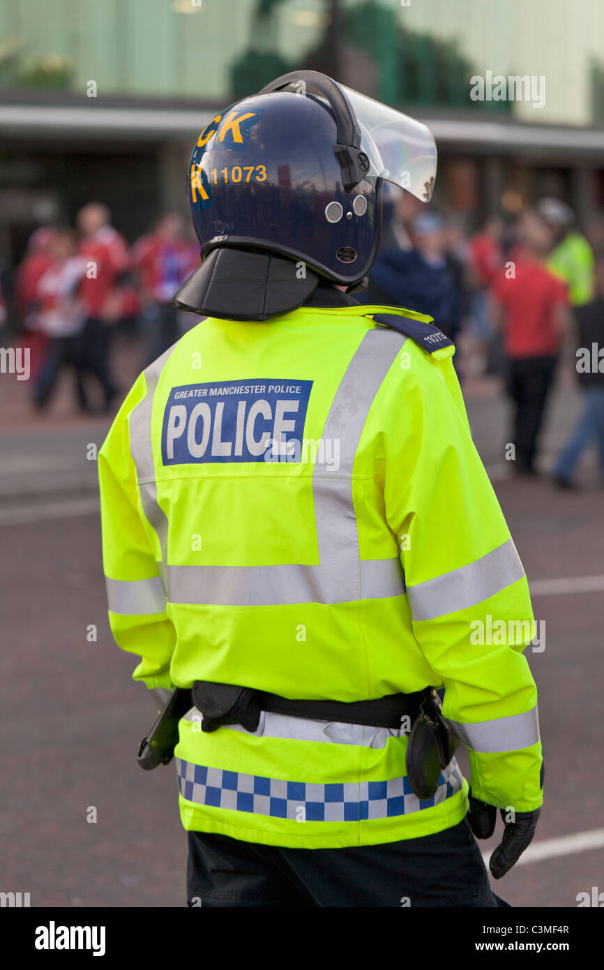 Policier anti-émeute à l'extérieur du stade de football en Angleterre Banque D'Images