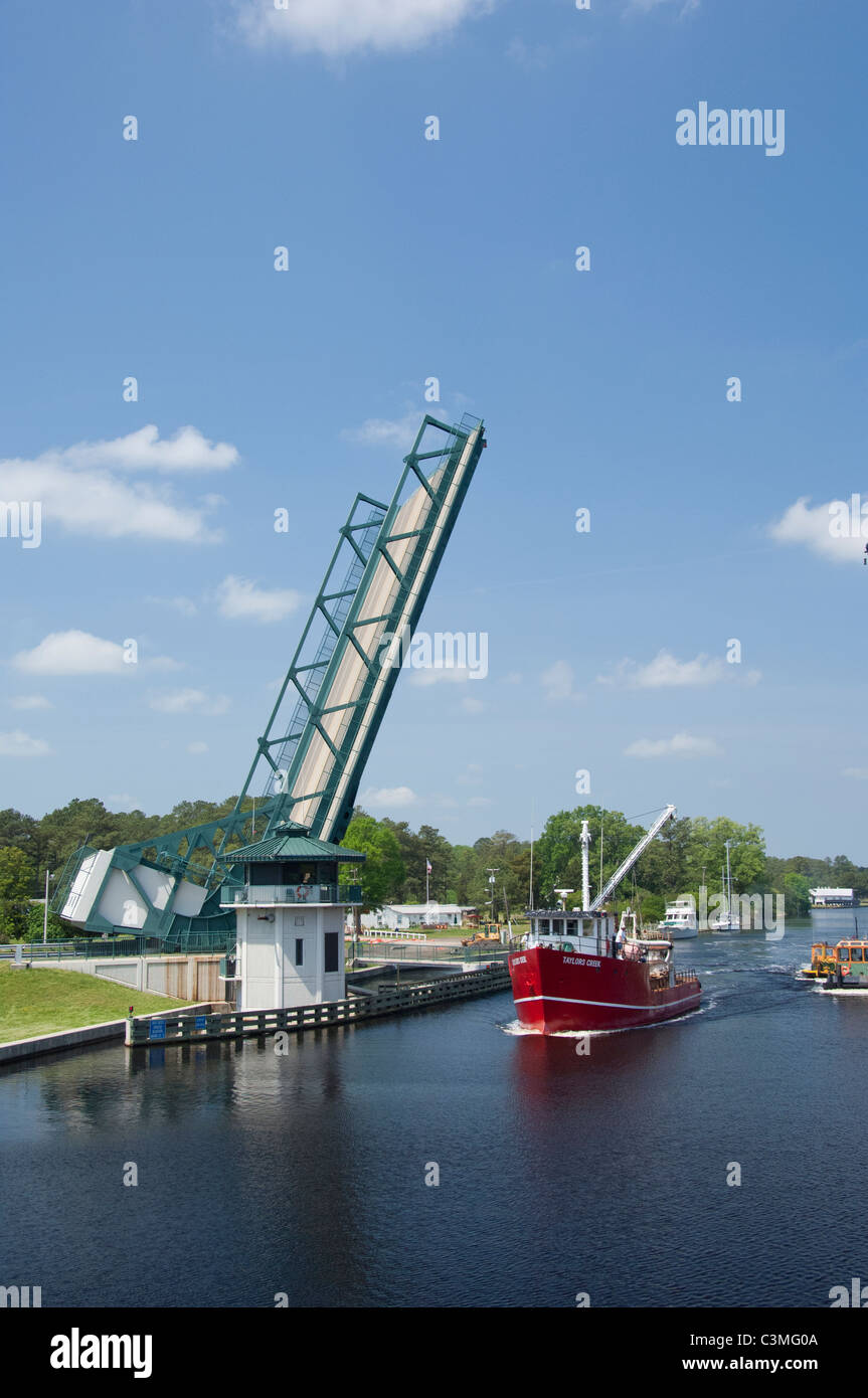 Caroline du Nord, l'Atlantique Intracoastal waterway à grand pont. Banque D'Images