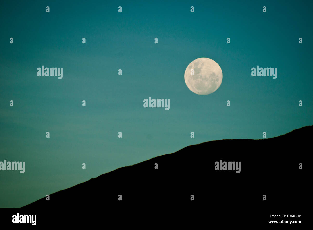 Pleine lune sur les montagnes de l'Yawasa, Îles Fidji Banque D'Images