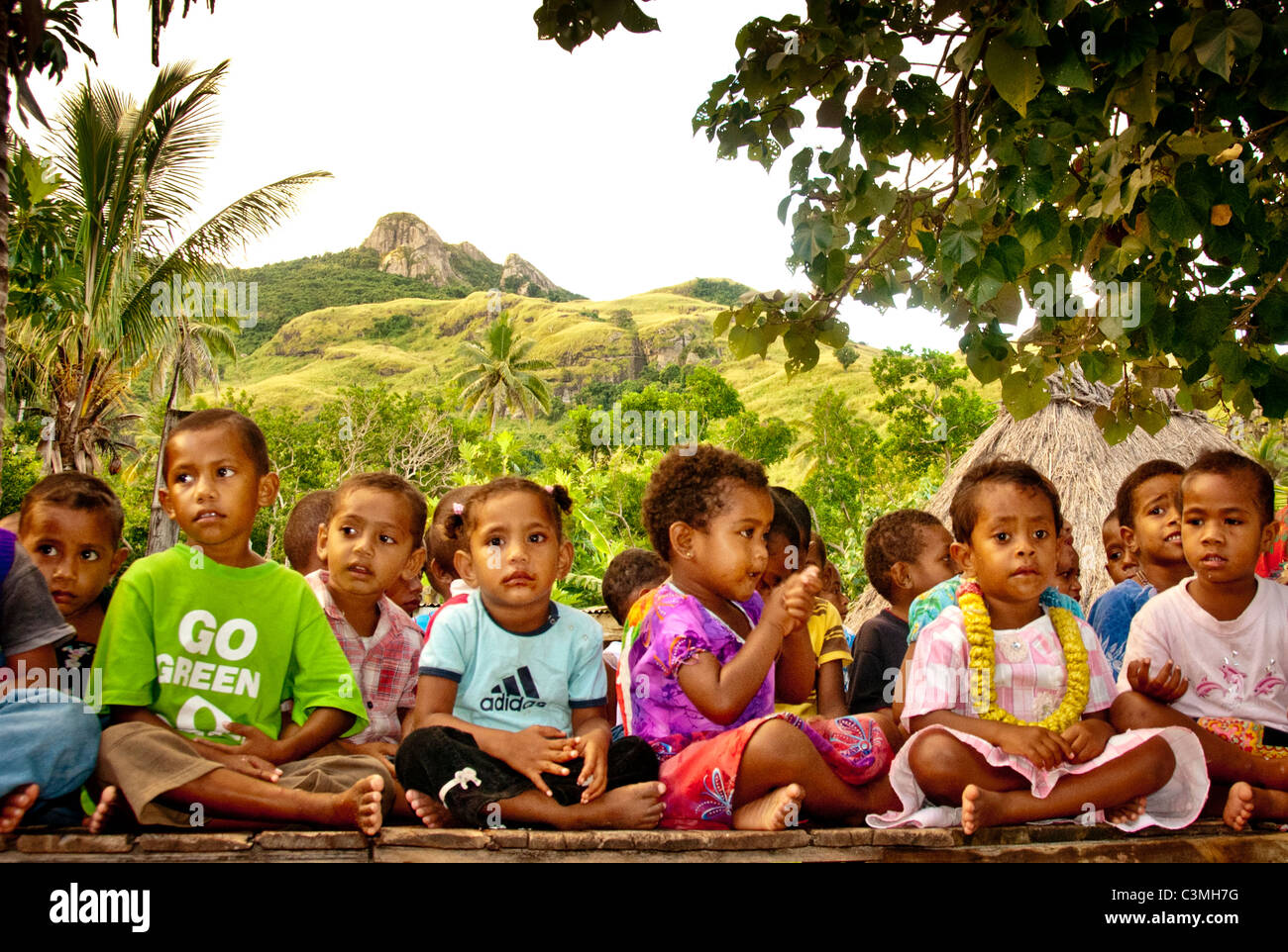 Les enfants des écoles fidjiennes se préparent à accueillir les visiteurs dans Yalobi Village, Waya Island Yasawa Island, la chaîne entre les Fidji Banque D'Images