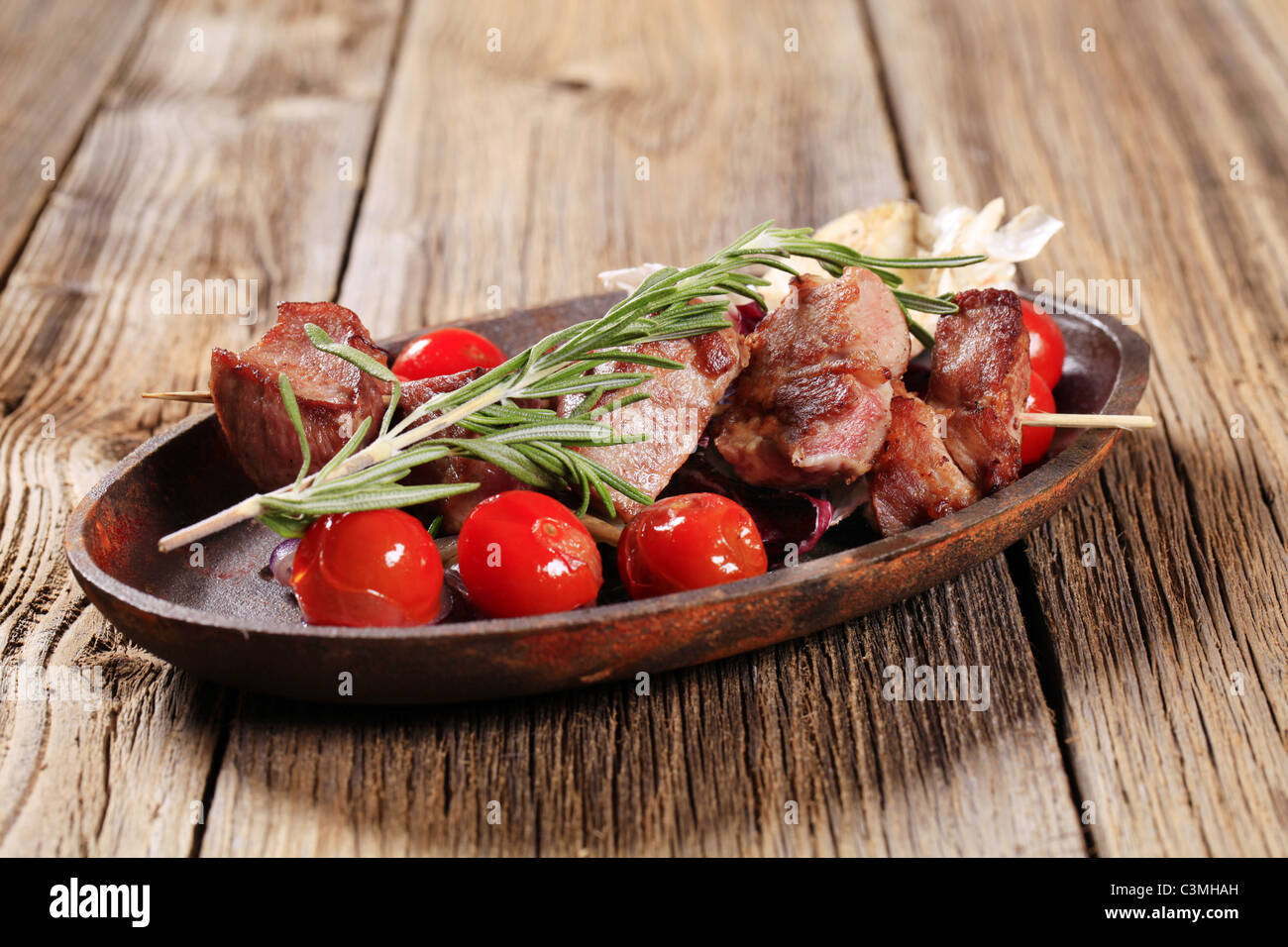 Shish kebab avec de l'ail et tomates cerises Banque D'Images