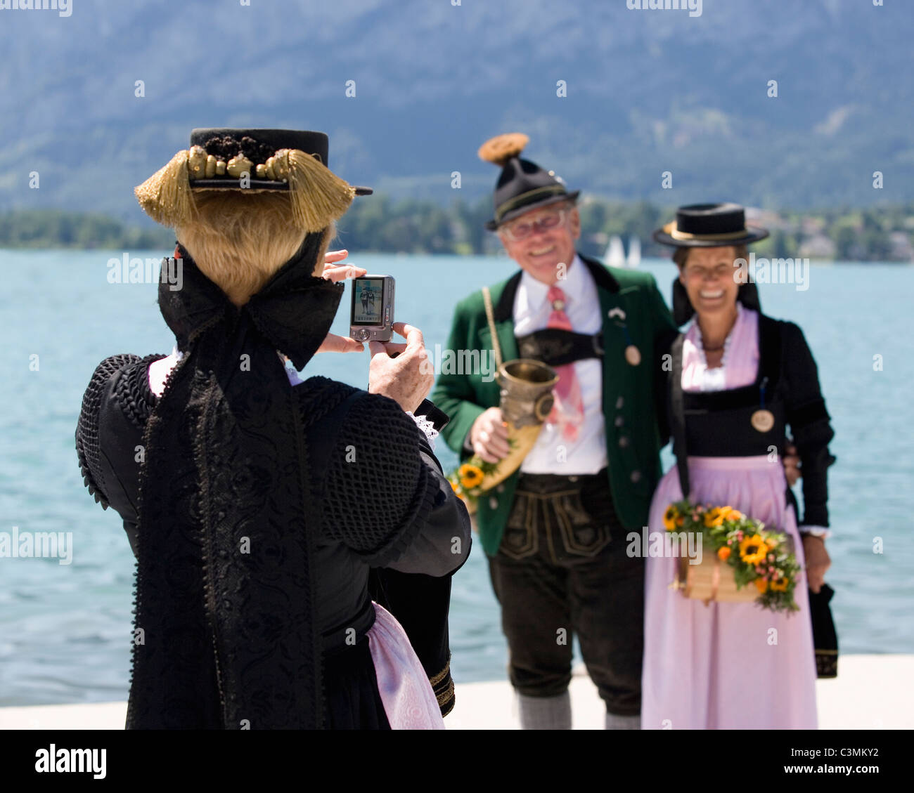 Autriche, Salzbourg, femme de prendre la photographie de couple Banque D'Images