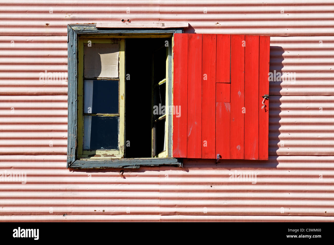 Vieille fenêtre avec coloful obturateur rouge à La Boca, Buenos Aires, Argentine Banque D'Images