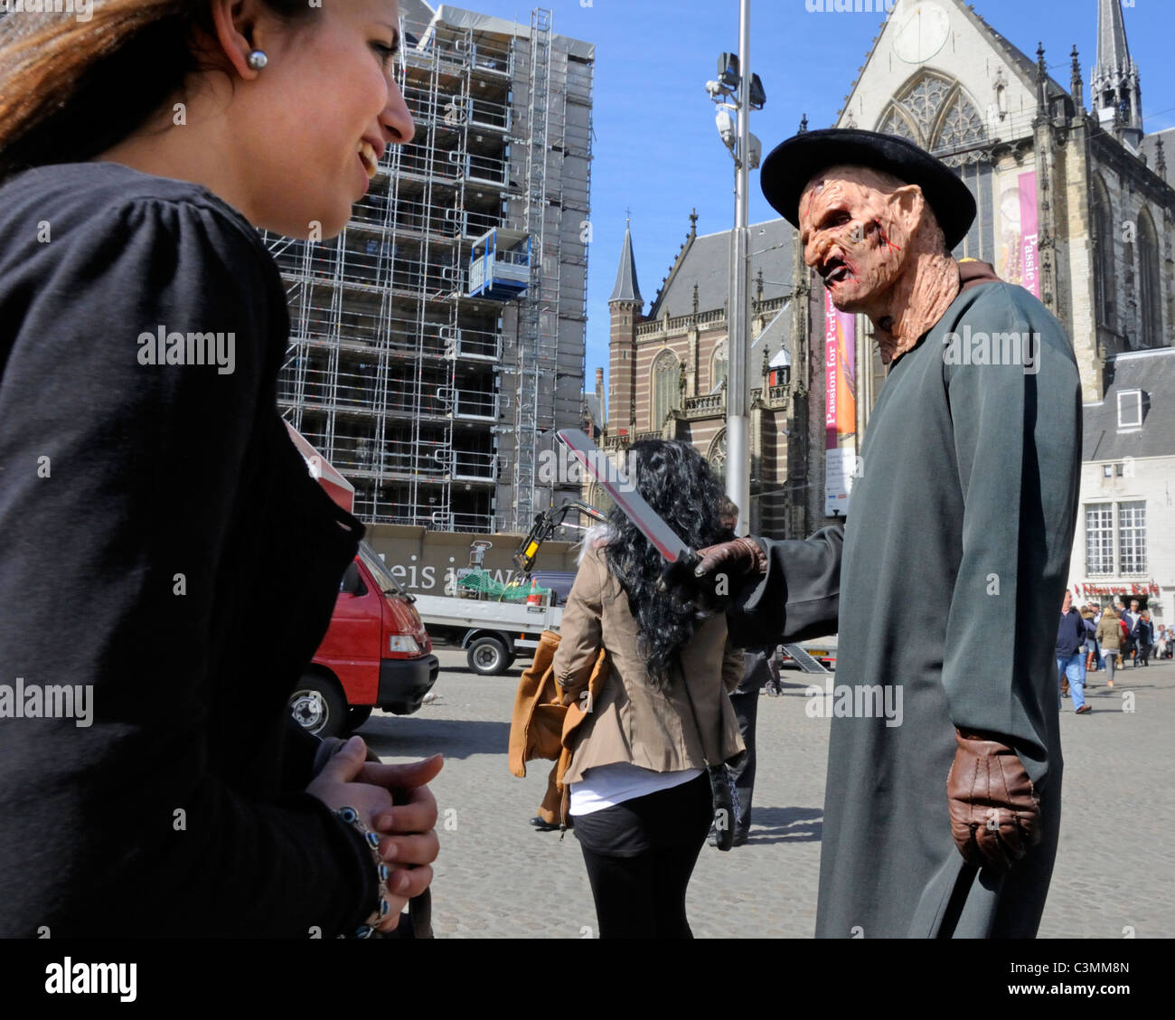 Amsterdam, pays-Bas. Homme avec couteau et masque Freddy Kruger sur la place du Dam Banque D'Images