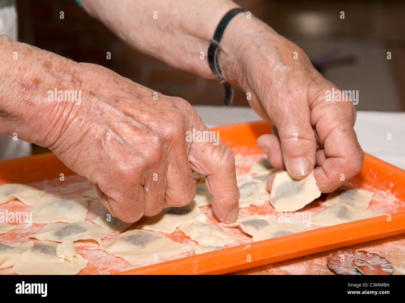 Mains de vieille femme à la cuisson Banque D'Images