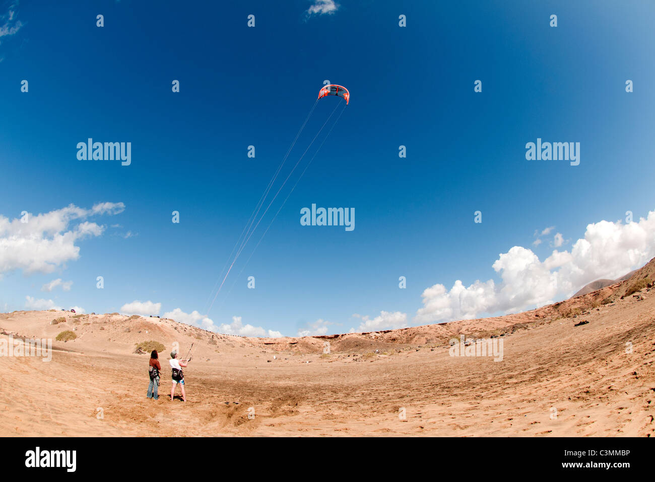 L'homme ayant une leçon de kitesurf sur la plage El Cotillo Fuerteventura Canaries Banque D'Images