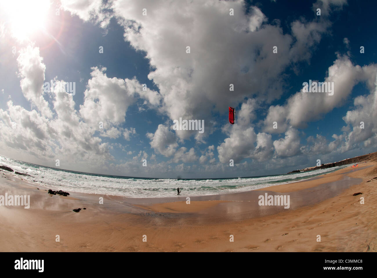 Surf kite surfer les vagues El Cotillo Fuerteventura Canaries Banque D'Images