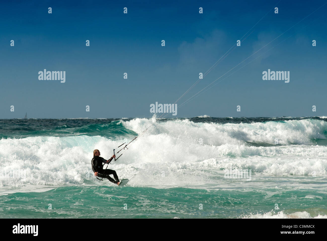 L'homme affronte les vagues en kite surf à El Cotillo Fuerteventura Canaries Banque D'Images