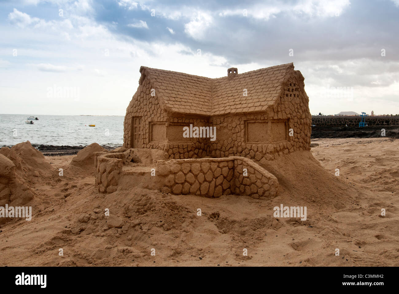 Château de sable d'une maison à la plage de Corralejo Fuerteventura Canaries Banque D'Images
