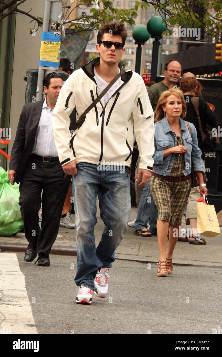 John Mayer vu marcher dans Soho New York City, USA - 10.09.09 Anthony Dixon  Photo Stock - Alamy