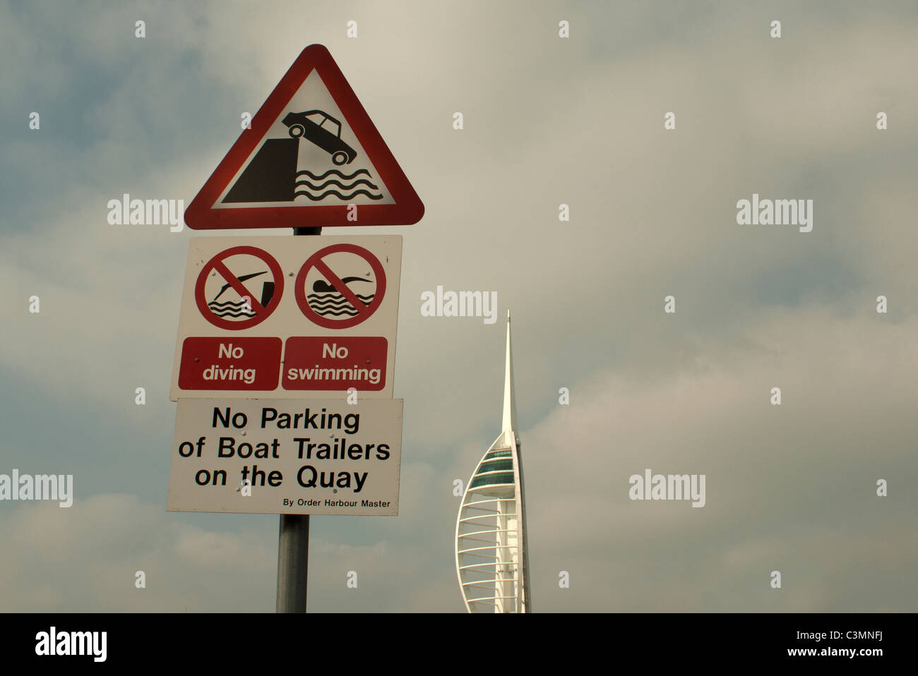 Attention pas de parking pas de piscine pas de signe de route Portsmouth Banque D'Images