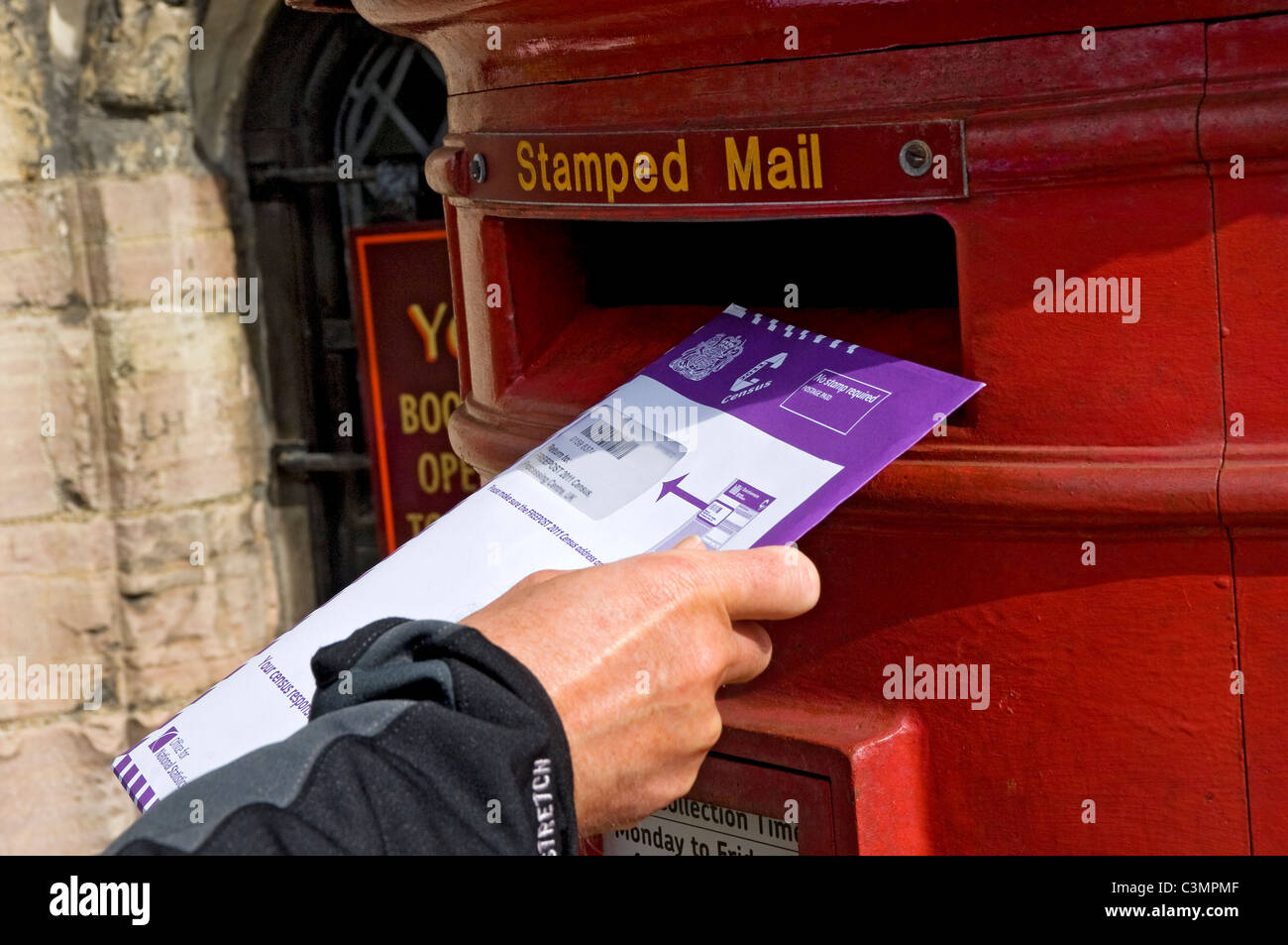 Gros plan de la personne homme affichant des formulaires remplis de formulaire d'enquête du recensement de 2011 boîte postale Angleterre Royaume-Uni GB Grande-Bretagne Banque D'Images