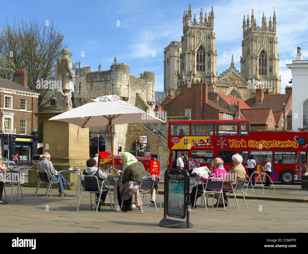 Gens touristes visiteurs à la place des expositions au printemps Bootham Bar Et le Minster York North Yorkshire Angleterre Royaume-Uni Grande-Bretagne GB Banque D'Images