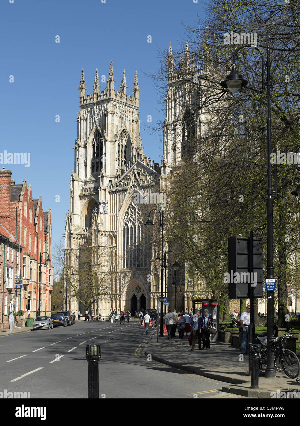 Les tours de l'avant ouest de York Minster de Duncombe place Au printemps York North Yorkshire Angleterre Royaume-Uni GB Grande-Bretagne Banque D'Images