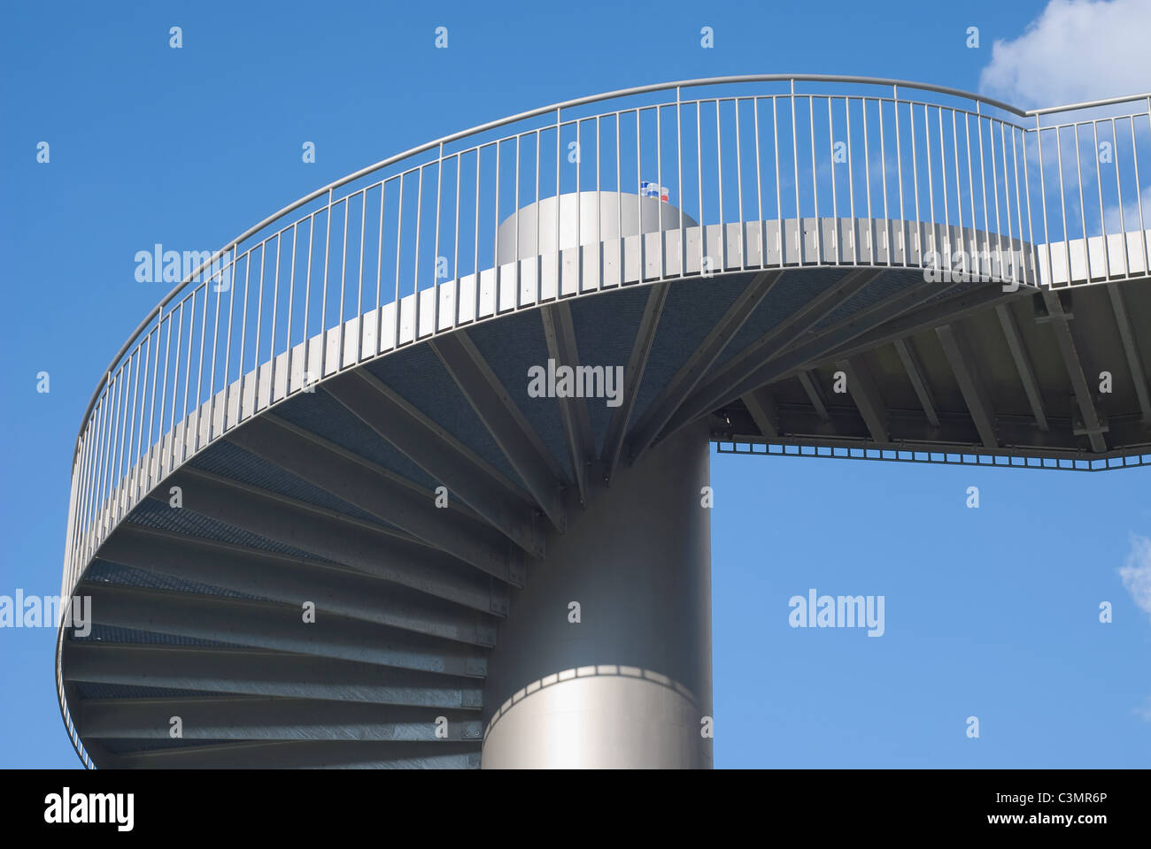 Escalier moderne en tant qu'élément de l'architecture contemporaine Banque D'Images