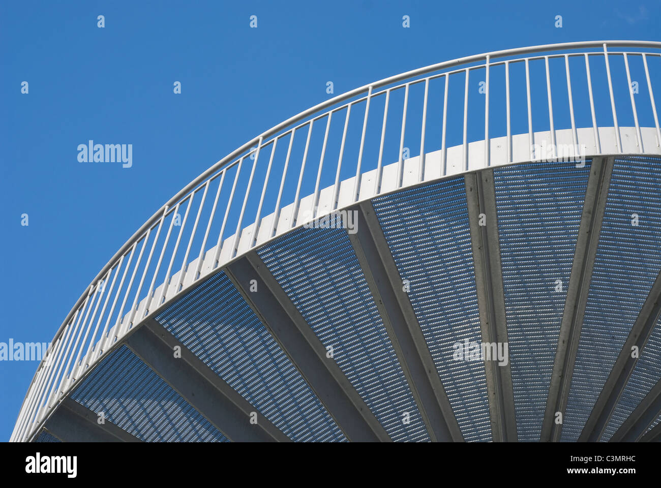 Escalier moderne en tant qu'élément de l'architecture contemporaine Banque D'Images
