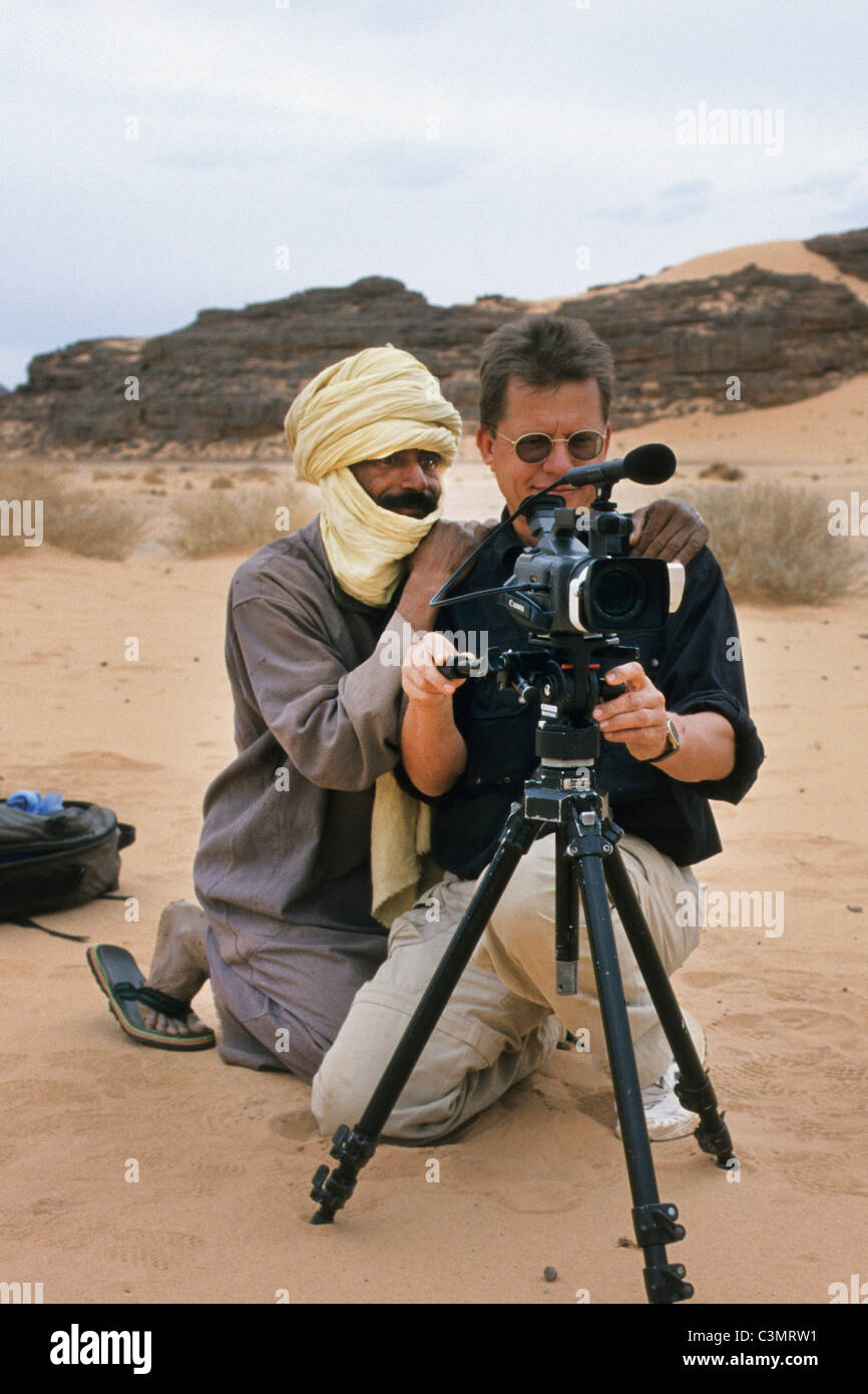 L'Algérie, Djanet, désert du Sahara, photographe Frans Lemmens à au film avec homme Touareg. Banque D'Images