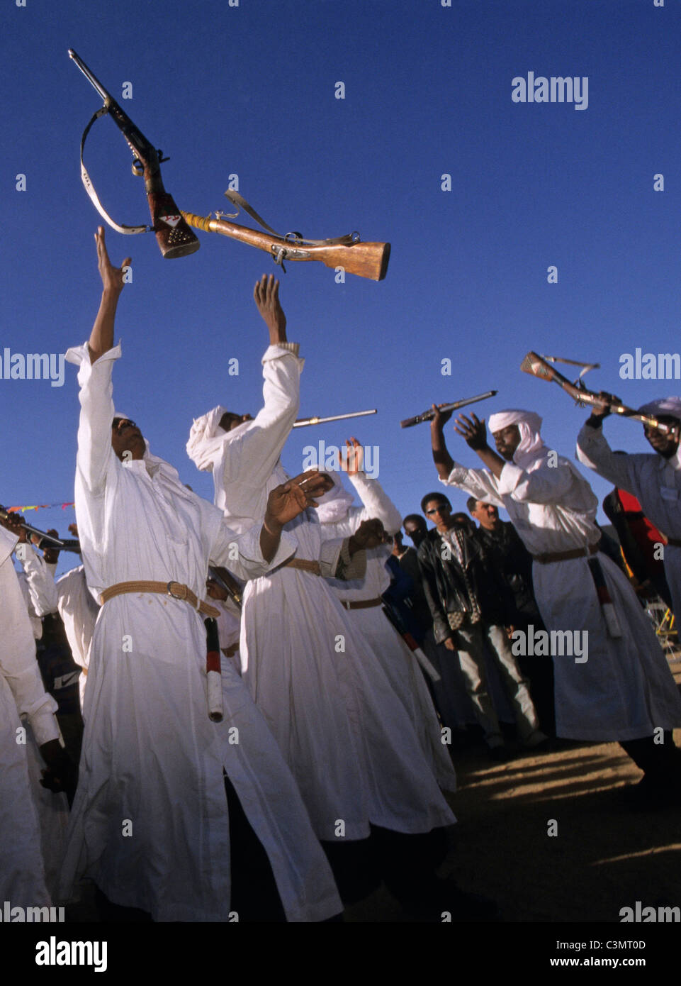 L'Algérie, près de Tamanrasset Sahara Le springfestival «TAFSIT" ou les gens de la vallée de Gaoura dancing Banque D'Images