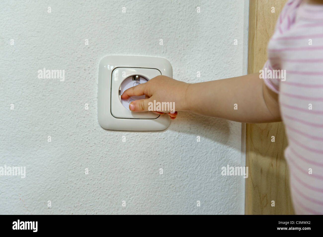 Portee De Bebe En Danger Prise Pour La Vie Securite Safe Handling Prise De Courant Electrique Point De Regarder L Enfant Proteger Bebe Protecti Photo Stock Alamy Portee De Bebe En Danger Prise Pour La Vie Securite Safe Handling Prise De Courant Electrique Point De Regarder L Enfant Proteger Bebe Protecti Photo Stock Alamy