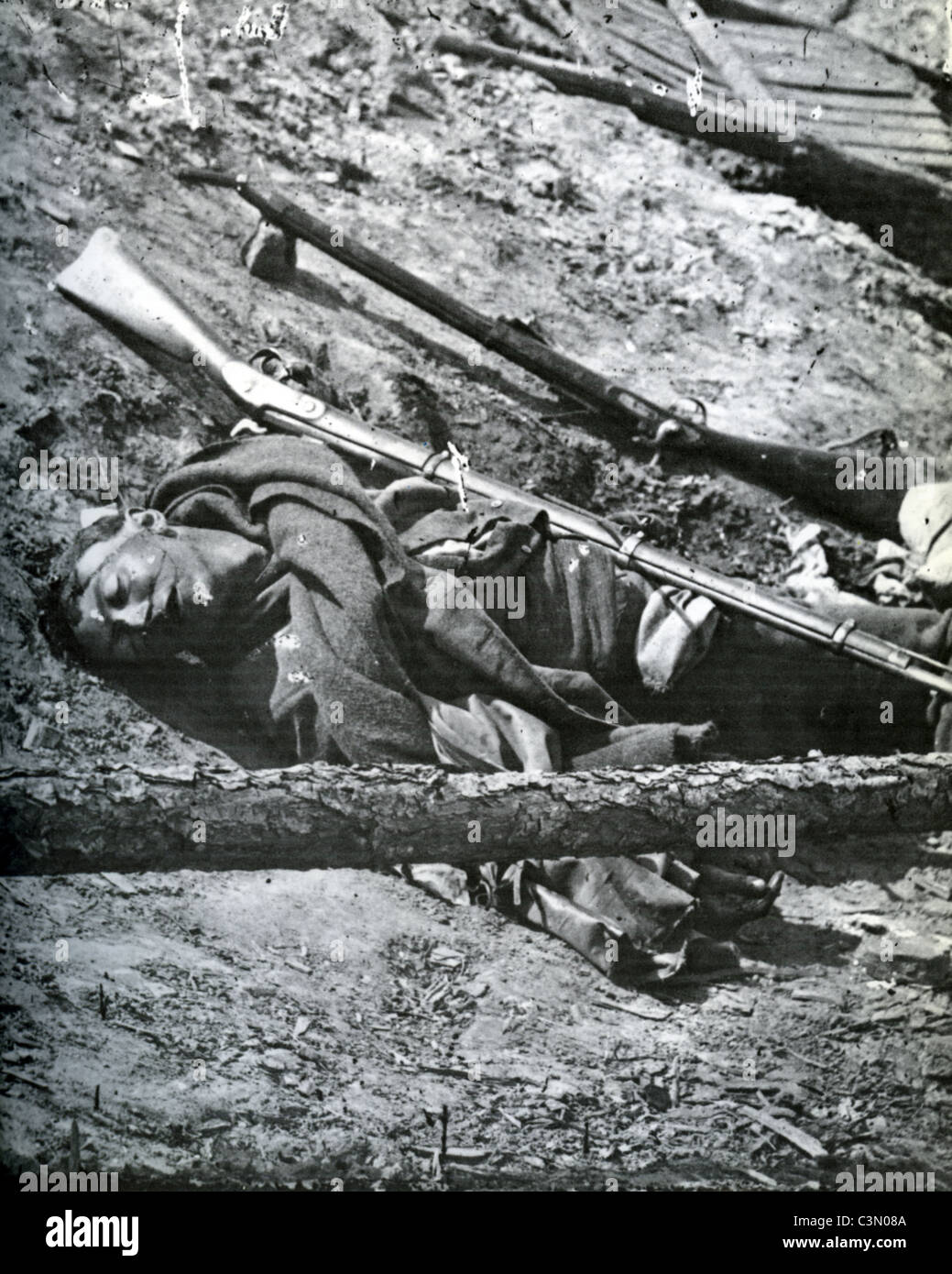 AMERICAN CIVIL WAR : Dead Confederate soldat à Pétersbourg en 1865 Banque D'Images