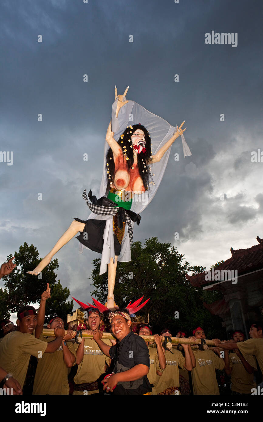 L'Indonésie, l'Ogoh-Ogoh, festival du Nouvel an balinais monstres immenses poupées à doigts menaçant et effrayant visages Banque D'Images