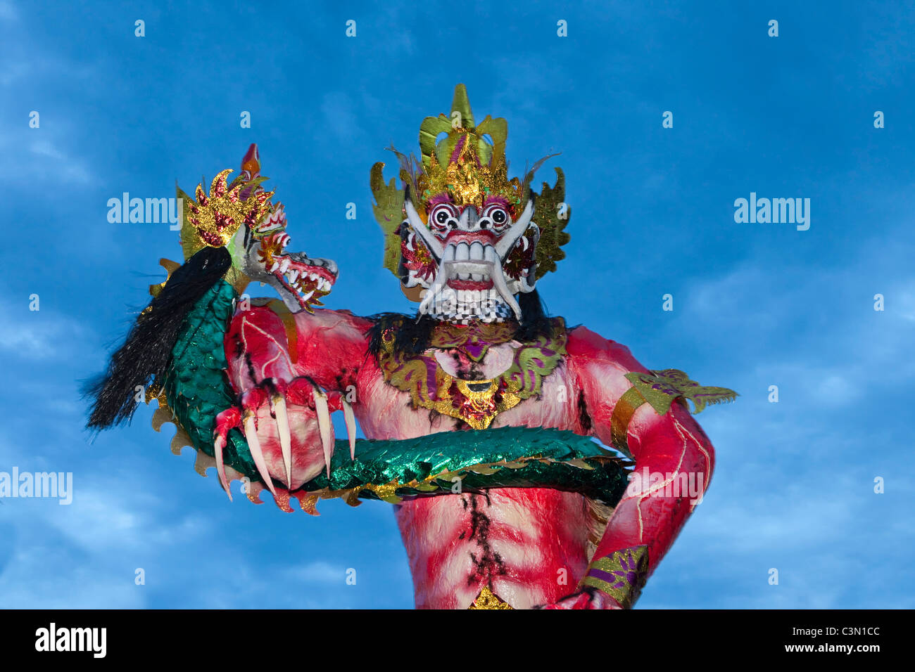 L'Indonésie, l'Ogoh-Ogoh,festival nouvel an balinais monstres immenses poupées à doigts menaçant et effrayant visages Banque D'Images