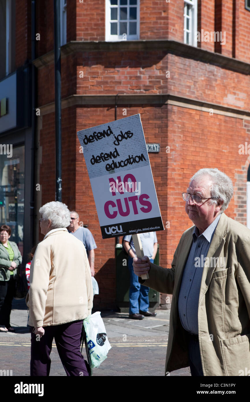 Chesterfield Les syndicats peuvent en mars Jour Marché de Chesterfield Derbyshire ville : East Midlands Angleterre protester contre les réductions de pension etc. Banque D'Images