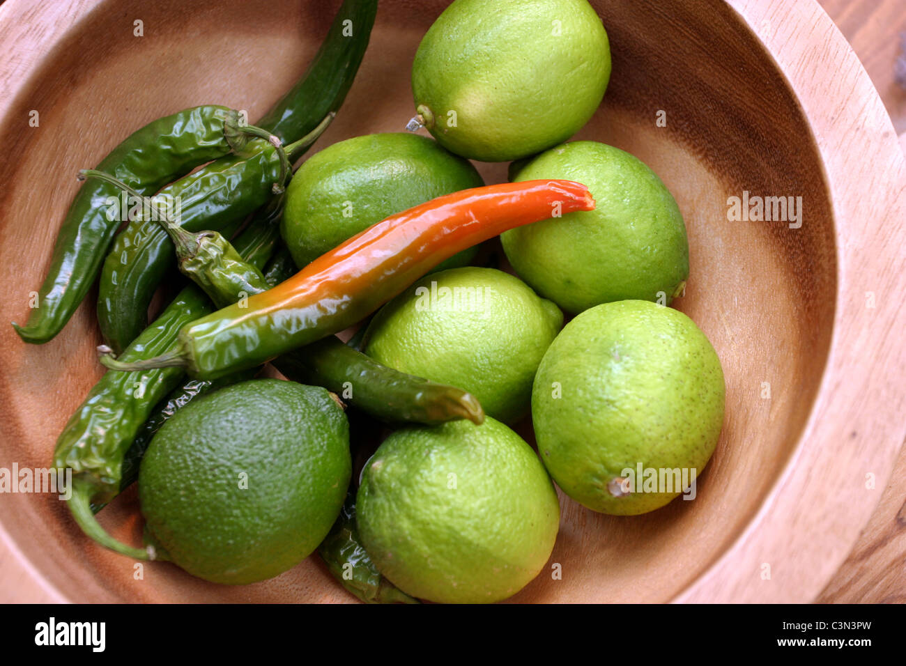 Limes et piments verts dans un bol Banque D'Images