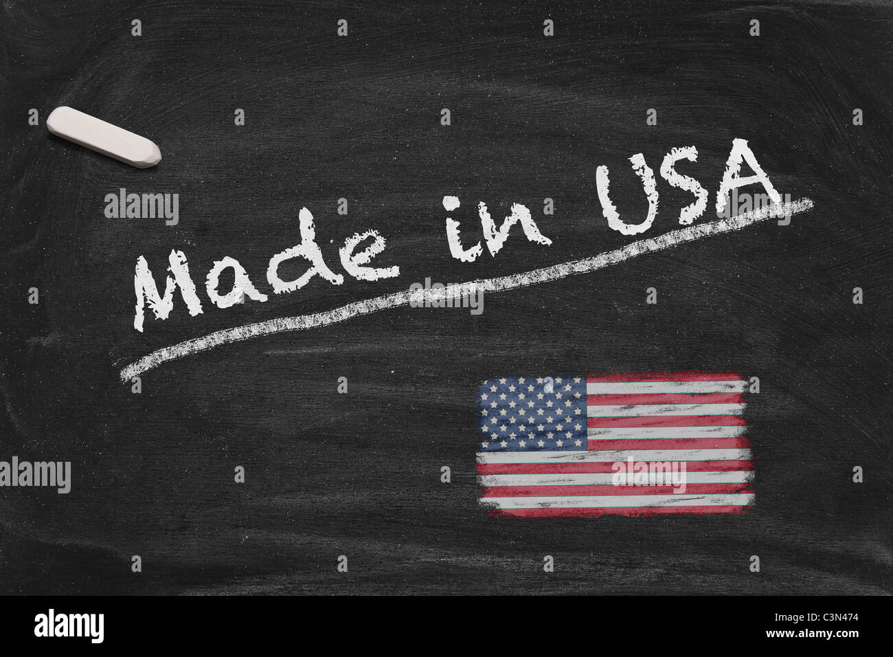L'image haute résolution avec lettrage craie Made in USA et nous peint sur le drapeau national américain tableau noir. Banque D'Images