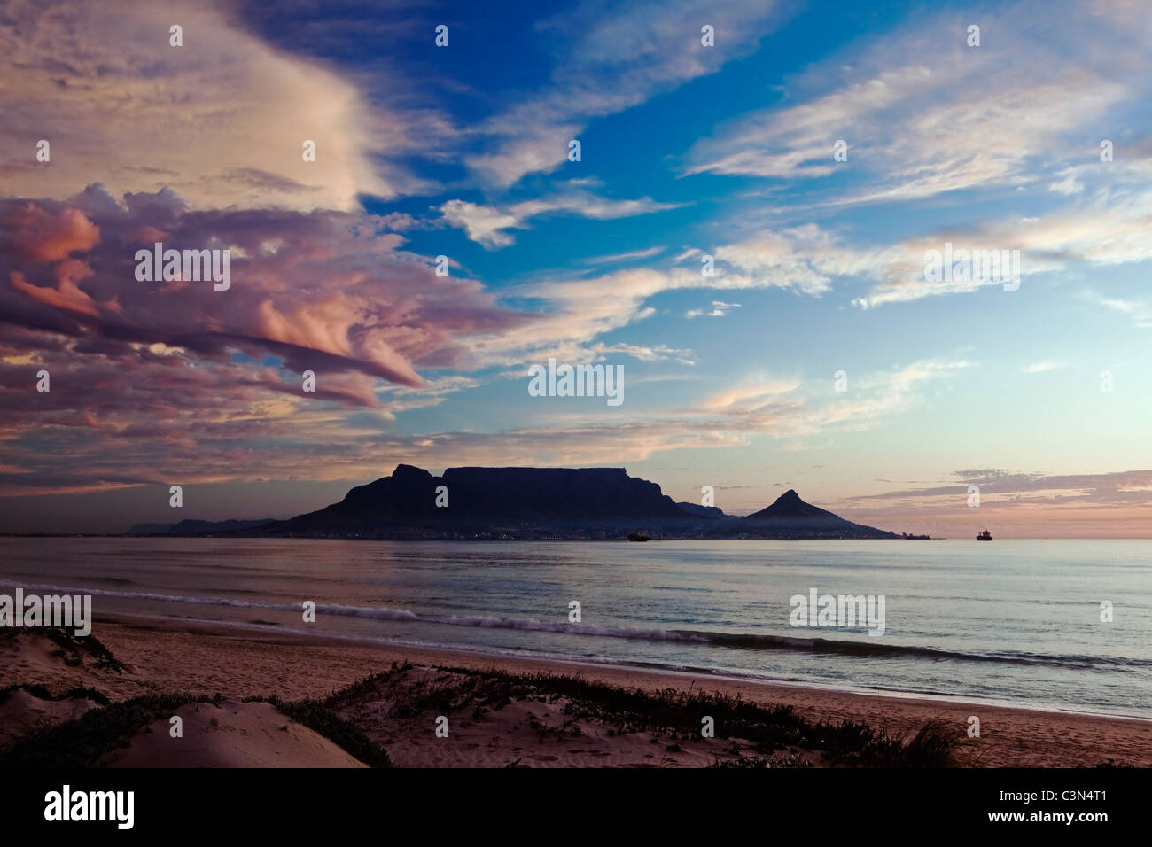 L'Afrique du Sud, Cape Town, Blouberg beach. Contexte : la montagne de la table. Le coucher du soleil. Banque D'Images