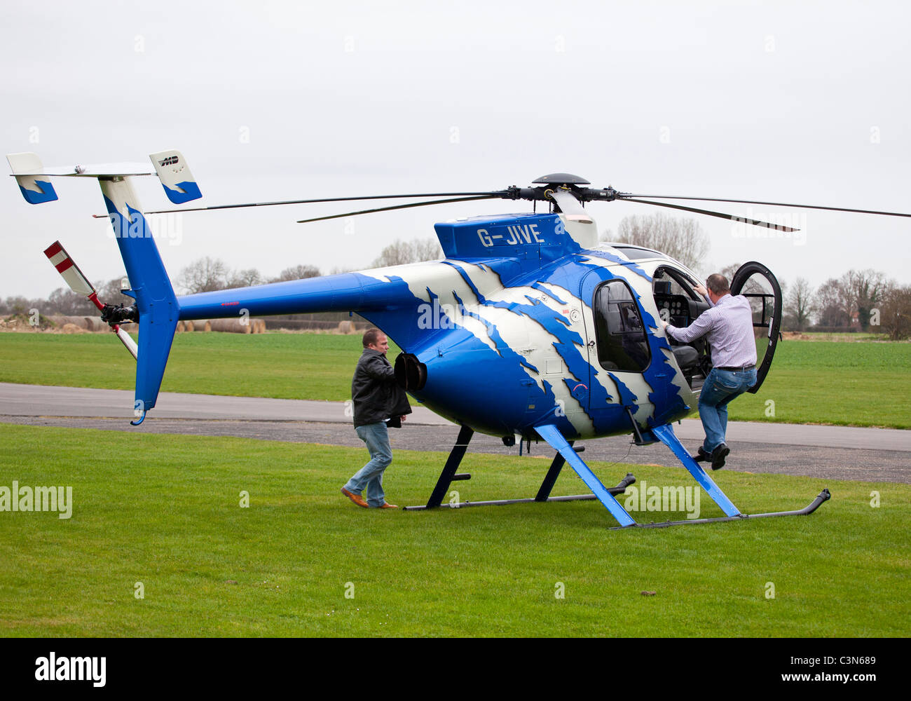 McDonnell Douglas Hughes 369E 500 G-jive avec escalade d'équipage à bord avant de prendre-ff de Breighton Airfield Banque D'Images