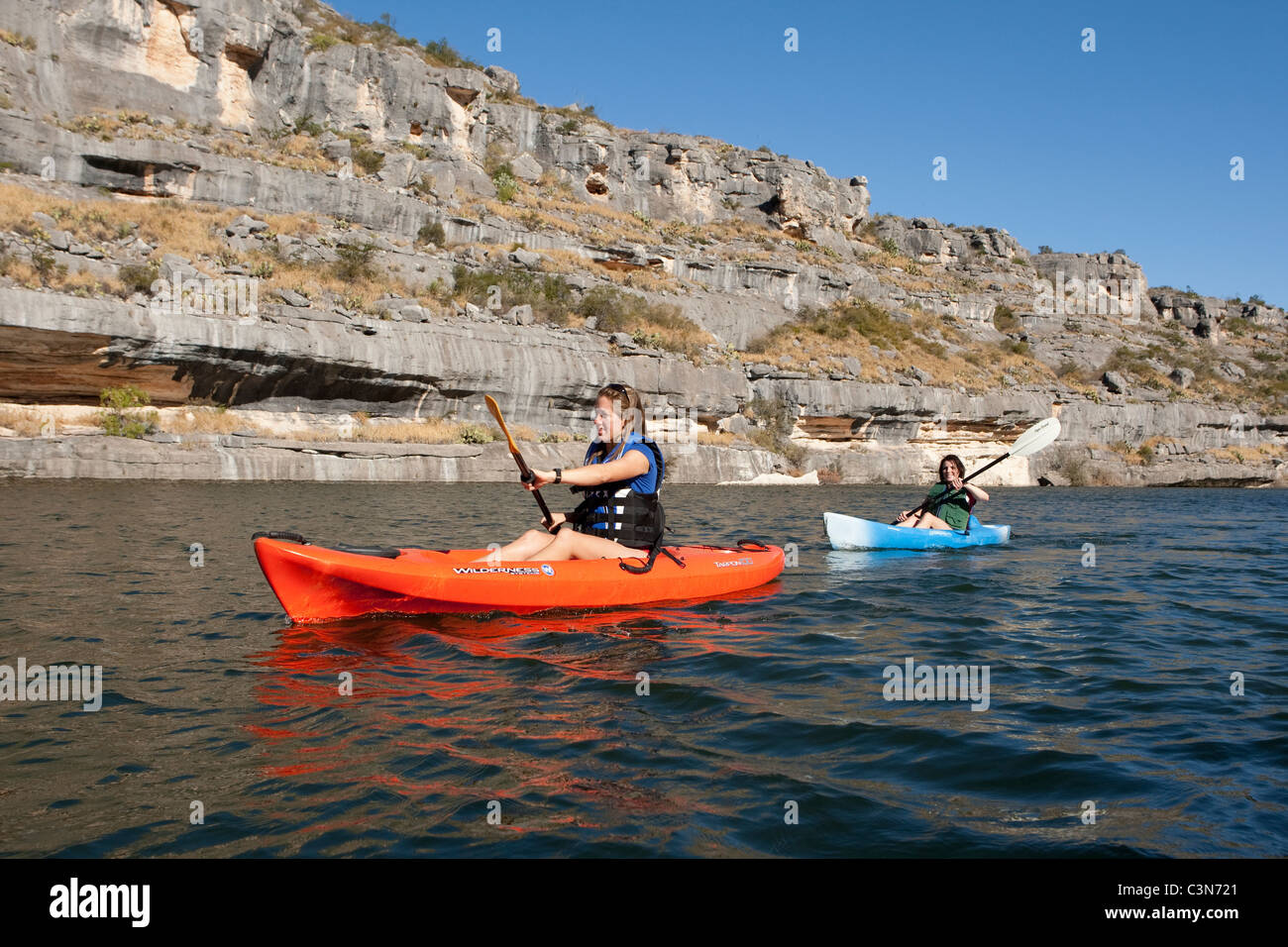 Automne Le kayak sur la rivière Pecos dans le sud-ouest de Val Verde County, Texas, sur le cours supérieur du lac Amistad. Banque D'Images