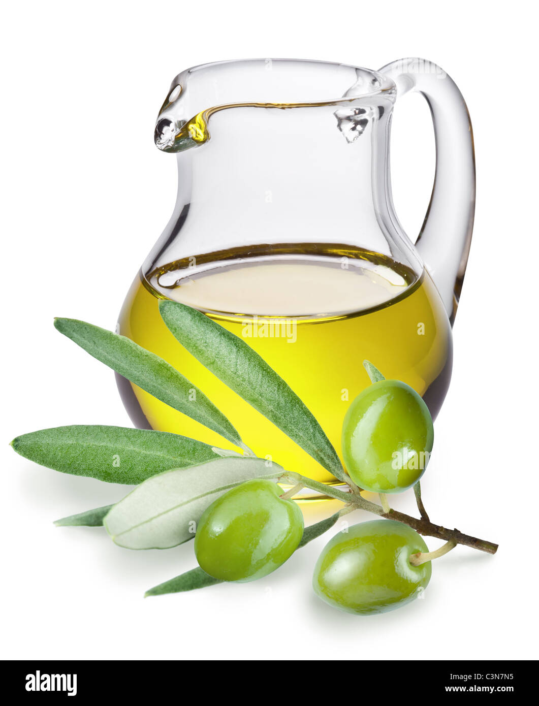 Branche avec olives et une bouteille d'huile d'olive isolated on white Banque D'Images