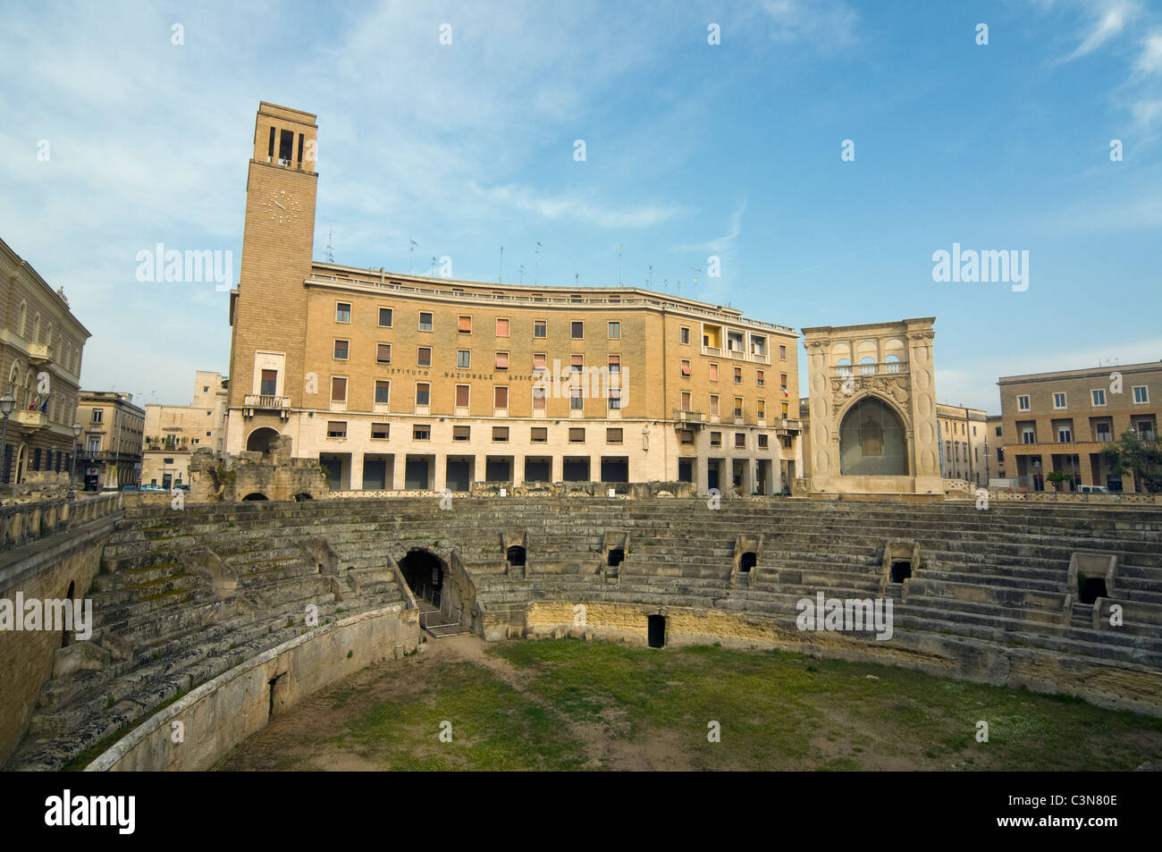 L'amphithéâtre romain et l'INA (Rationalist-Fascist Italien Architecture), Sant'Oronzo Sq., Lecce, Puglia (Pouilles), Italie Banque D'Images