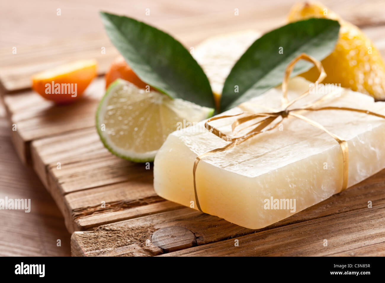 Morceau de savon citron à la main. Banque D'Images