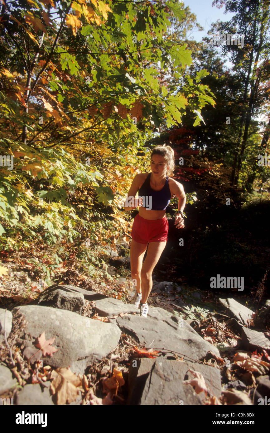 Coureuse sur les sentiers. Banque D'Images
