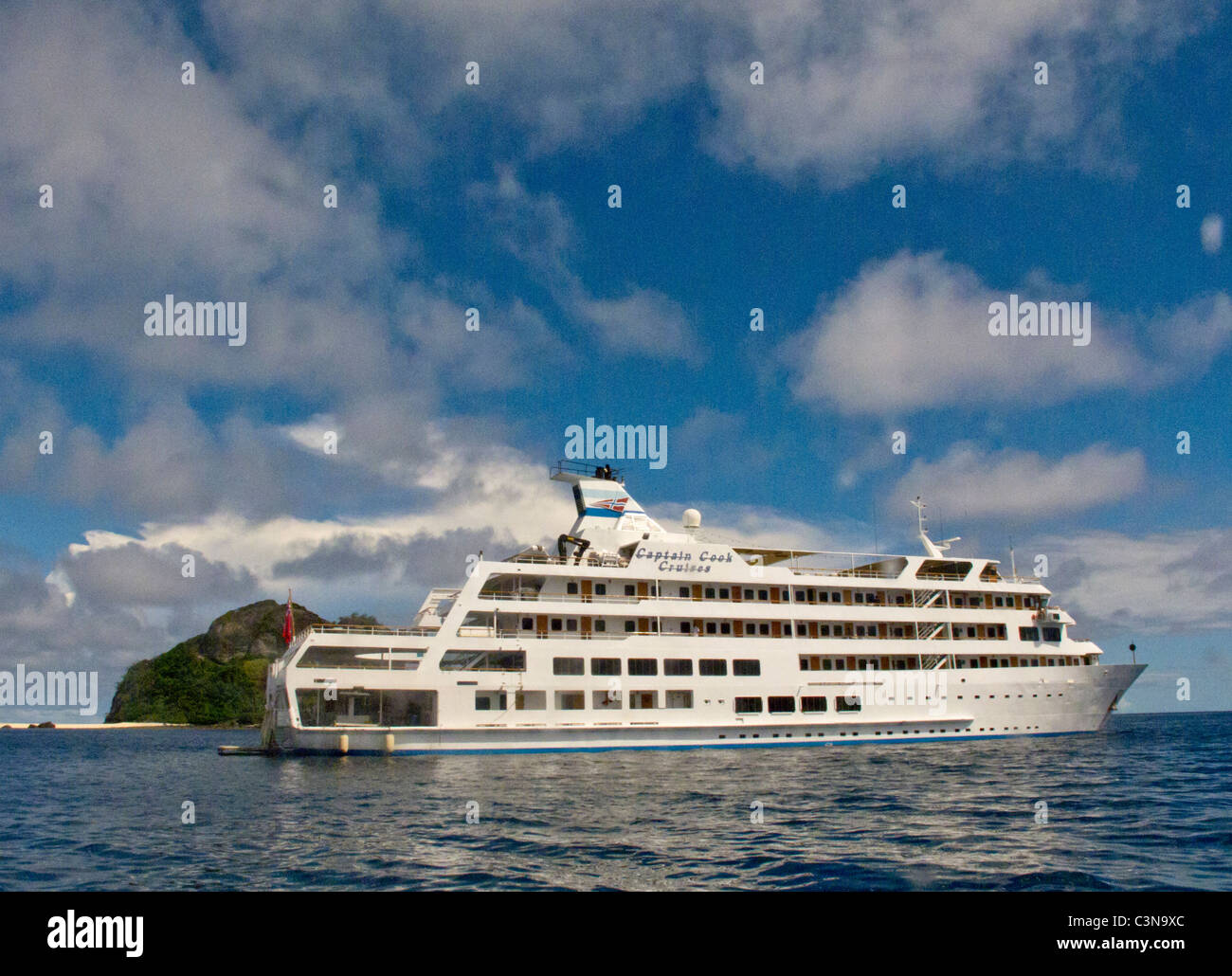 Le capitaine Cook Cruises navire navigue sur l'océan Pacifique le long de la côte de Yasawa Islands, Fidji Banque D'Images