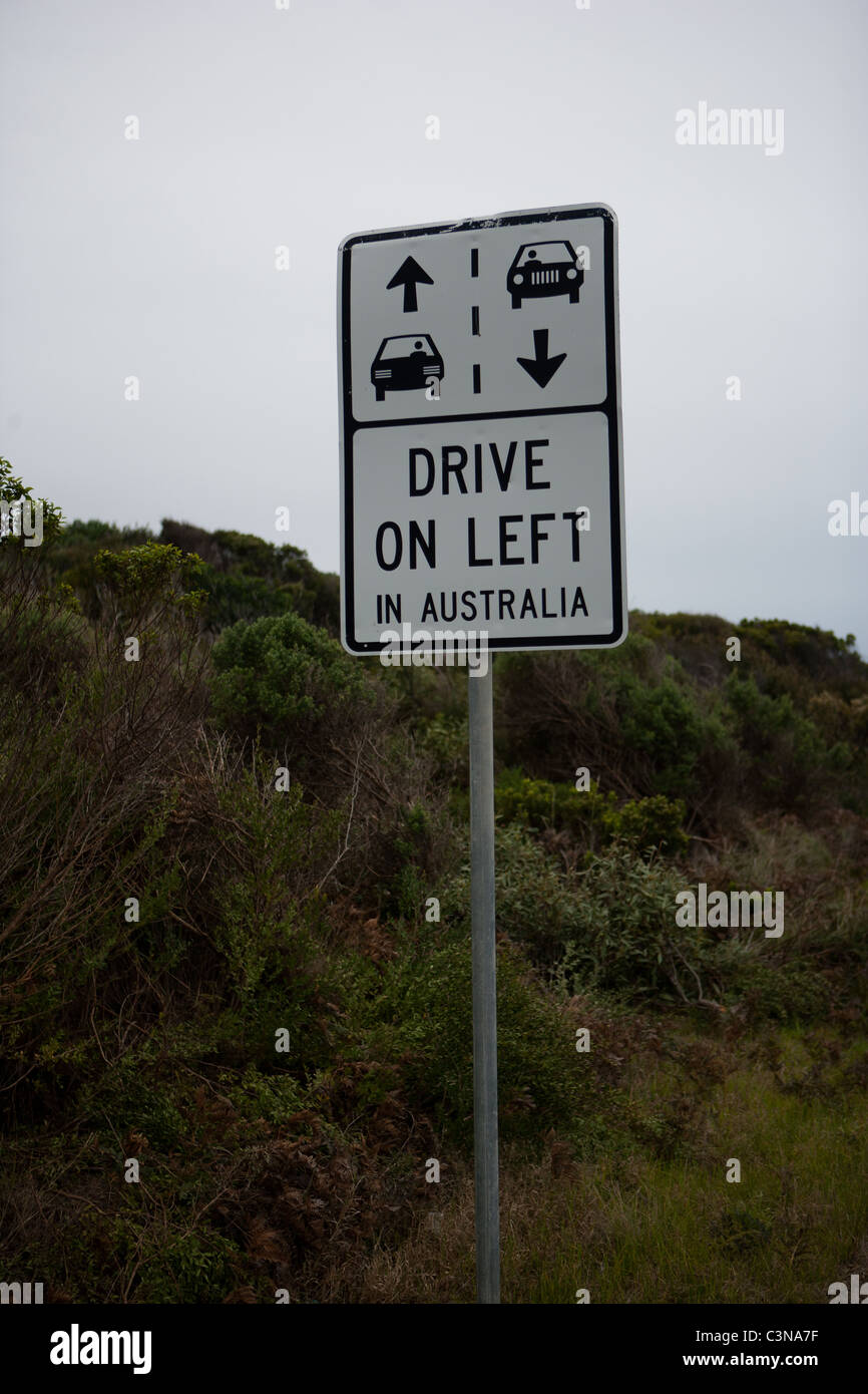 Panneau routier rappelant aux conducteurs à conduire à gauche en Australie. Great Ocean Road, Victoria, Australie Banque D'Images