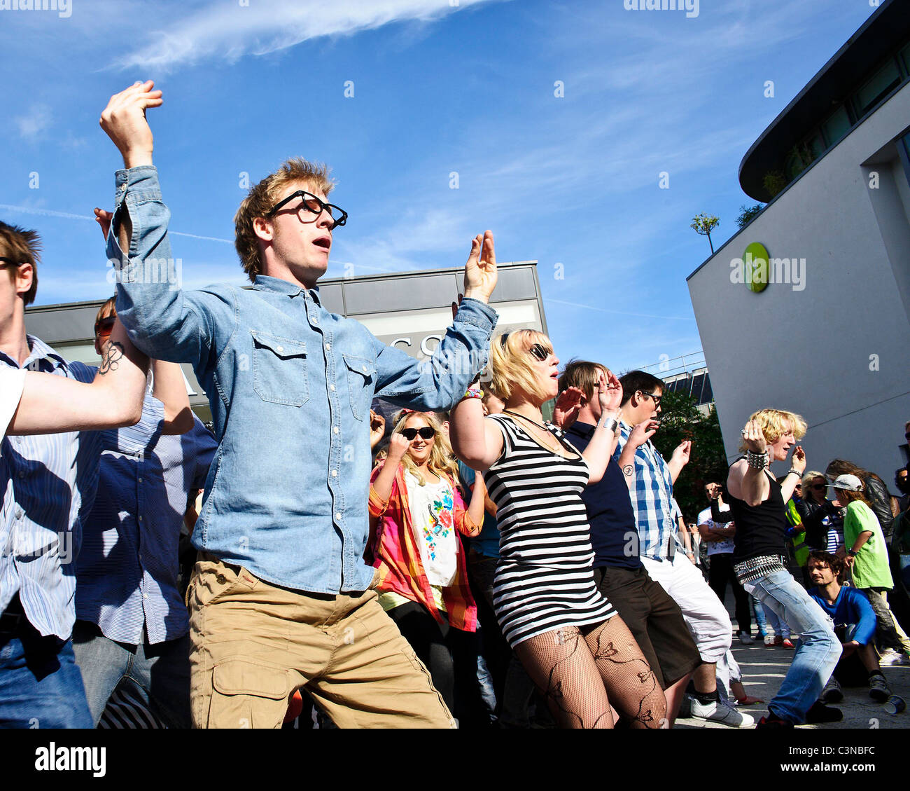 Une "flash-dance" dans un concert de rue à Brighton's Jubilee Square à Brighton le vendredi 13 mai 2011. Banque D'Images