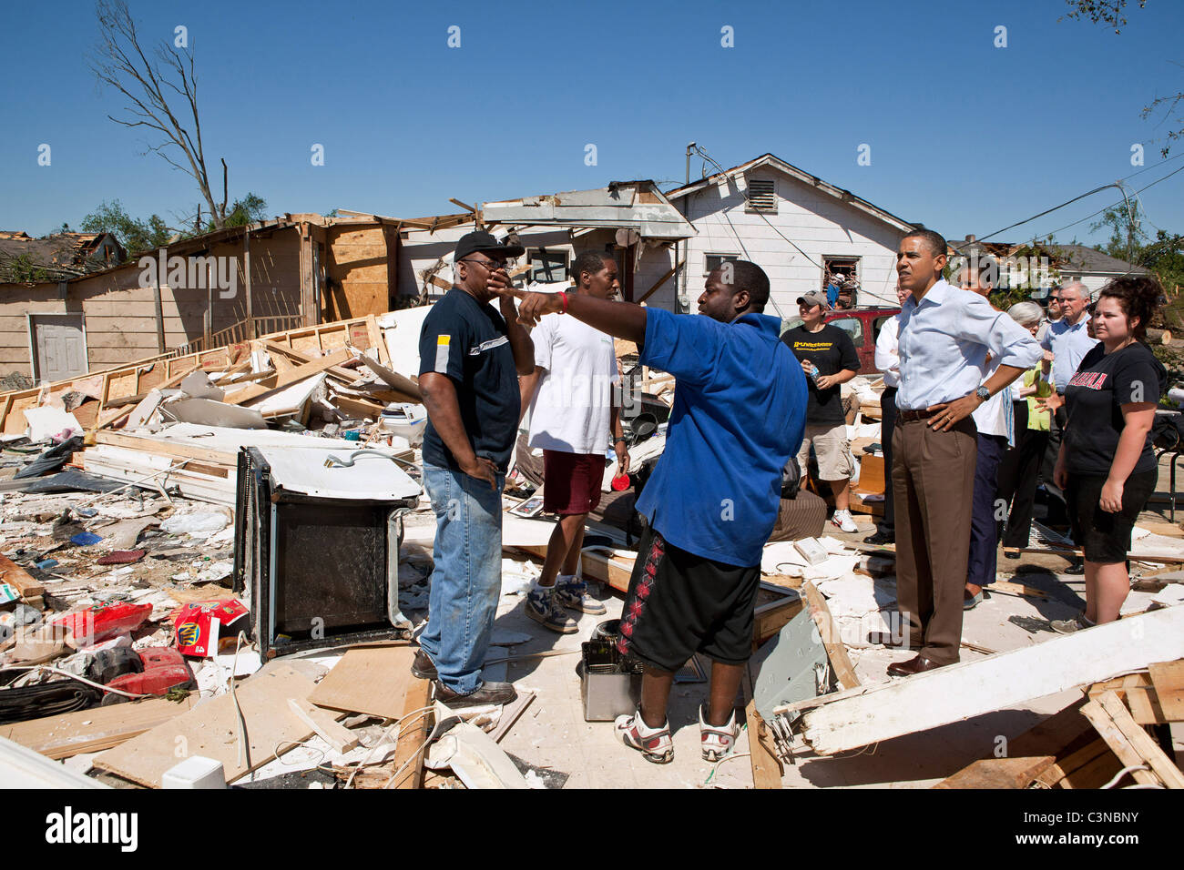 Le président Barack Obama et Première Dame Michelle Obama inspecter les dommages de tornade à Tuscaloosa, AL, États-Unis d'Amérique. Banque D'Images