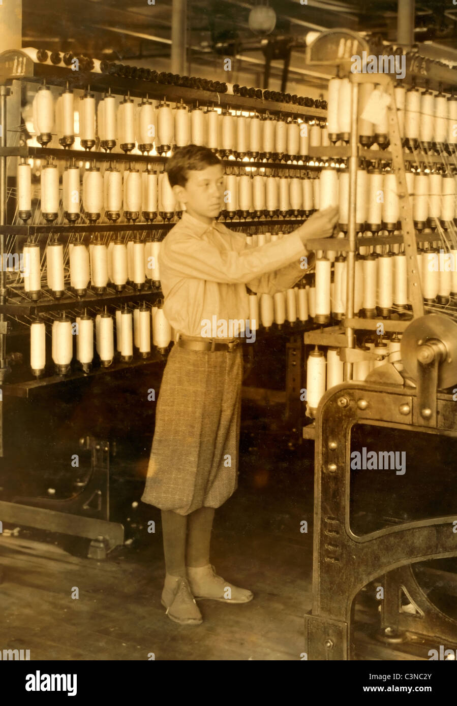 Retour garçon - 14 ans - Mule prix. Les usines de coton Berkshire Emplacement : Adams, Massachusetts. vers 1916 - Le travail des enfants USA Banque D'Images